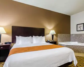 comfort-inn-suites-lawrence-university-area-main-inroom tub