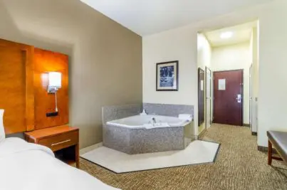 comfort-inn-suites-near-bethel-college-main-inroom tubs