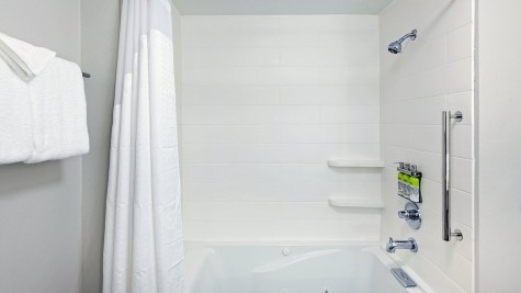 Holiday Inn Express & Suites Tulsa South – Woodland Hills, an IHG Hotel