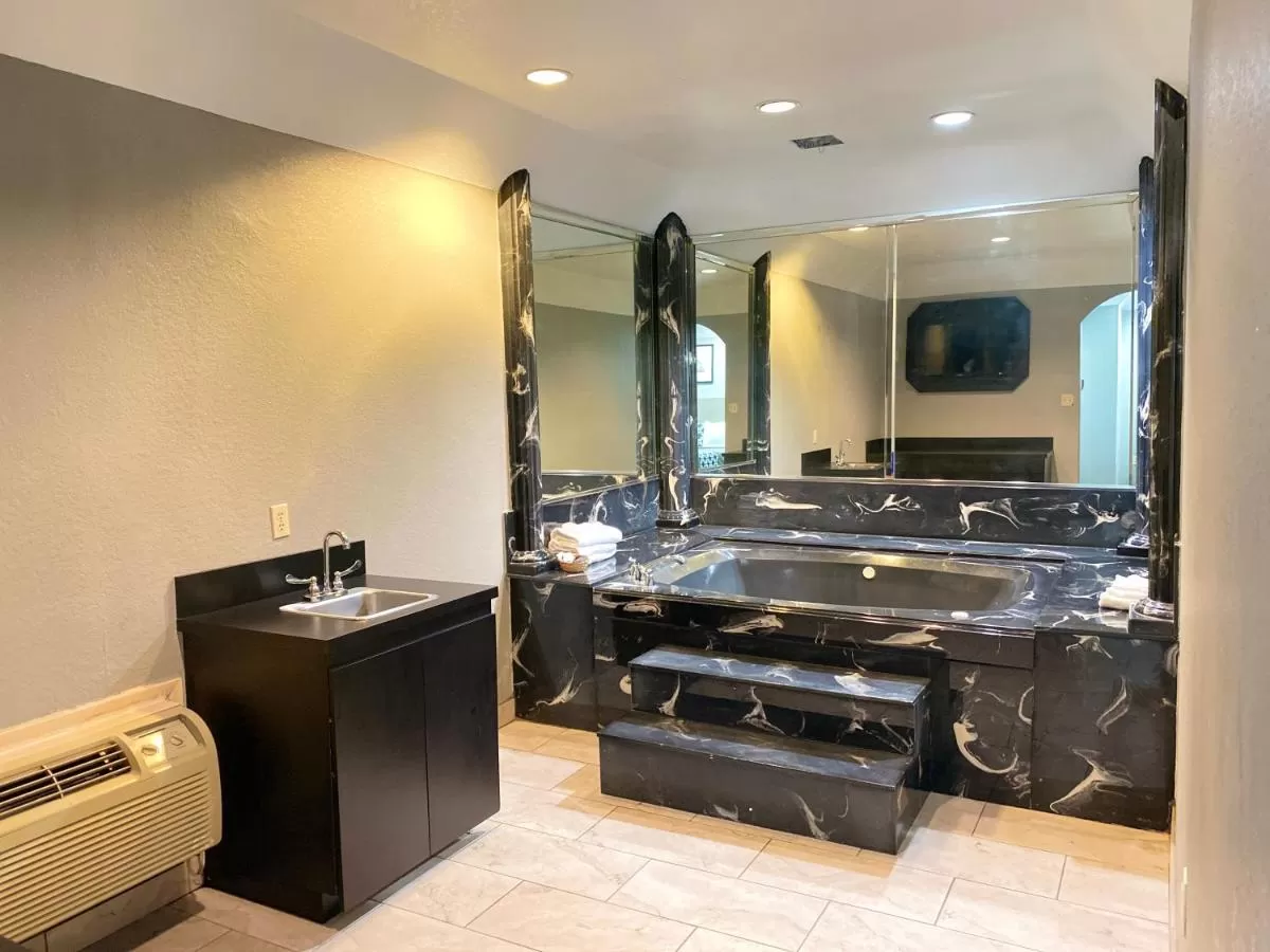 Island Suites Hobby Airport