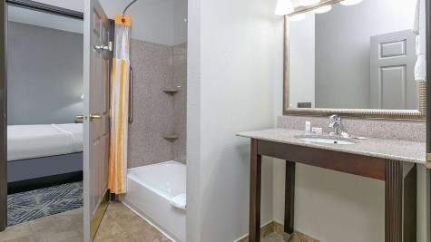 La Quinta Inn & Suites By Wyndham Tulsa Airpt / Expo Square