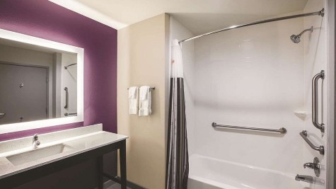 La Quinta Inn & Suites by Wyndham Dallas Northeast-Arboretum