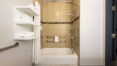 La Quinta Inn & Suites by Wyndham Ft. Worth – Forest Hill TX