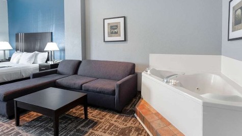 La Quinta Inn & Suites by Wyndham Kerrville