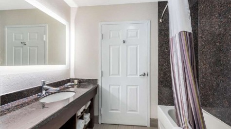 La Quinta Inn & Suites by Wyndham Orange