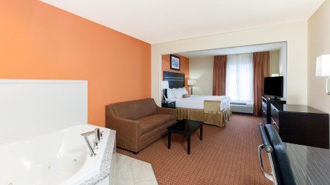 La Quinta Inn & Suites by Wyndham Tulsa Midtown