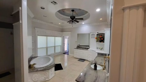 Ultra-luxury mansion in South Tulsa’s heart featuring 10,000 sq. ft, private spa tub, Venetian finishes, and pet-friendly rooms. Guests enjoy exceptional comfort, elegance, and thoughtful amenities, making it an ideal choice for travelers seeking a lavish and memorable stay.