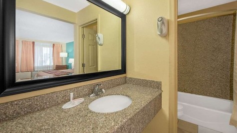 Super 8 by Wyndham Tulsa