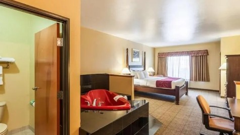 Budget-friendly hotel with private hot tubs, outdoor pool, complimentary breakfast, and a 24-hour fitness center, located near Samuell Farm and the Mesquite Rodeo. Guests enjoy convenient amenities, comfortable accommodations, and easy access to local attractions.