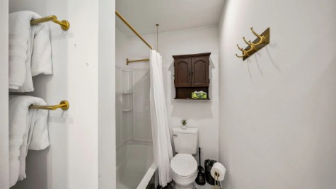 Tulsa Hot Tub House – Designer Interior, Great Location, Sleeps 4