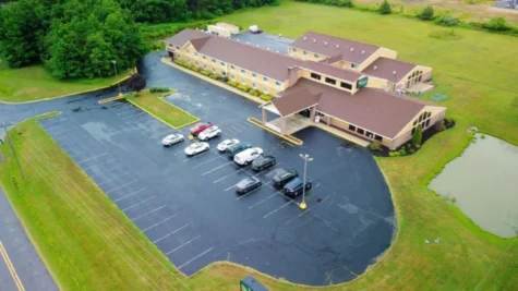 quality-inn-suites-harrington-building-front