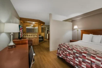 red-roof-inn-and-suites-newark-bedroom-jacuzzi