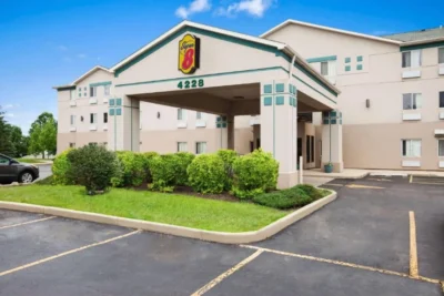 super-8-by-wyndham-aurora-naperville-area-main-hero