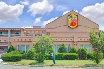 super-8-by-wyndham-milford-new-haven-building-front