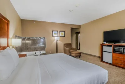 Comfort-Inn-Ottawa-Kansas Jacuzzi in bedroom