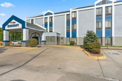 baymont-by-wyndham-lawrence-parking-area
