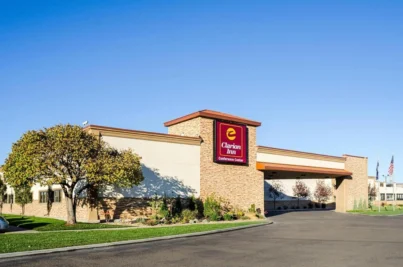 clarion-inn-garden-city-building-front