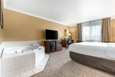 comfort-inn-suites-redwood-country