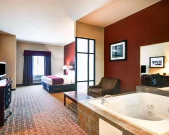 comfort-suites-at-lake-worth-2