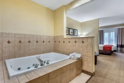 comfort-suites-south-main-hero
