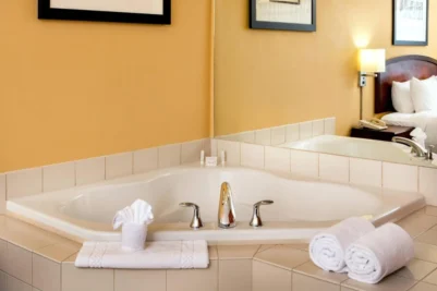 courtyard-by-marriott-hartford-manchester-bathroom-jacuzzi