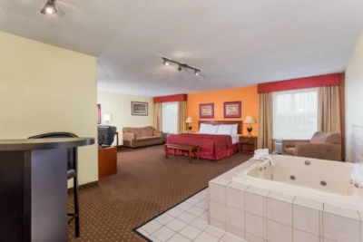 days-inn-suites-by-wyndham-bloomington-normal-il-main-hero