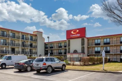 econo-lodge-resort-room-feature-01