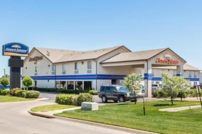 howard-johnson-by-wyndham-wichita-airport-room-feature-01