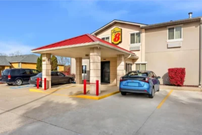 super-8-by-wyndham-bloomington-university-area-main-hero