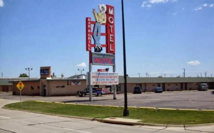 western-holiday-motel-building-front